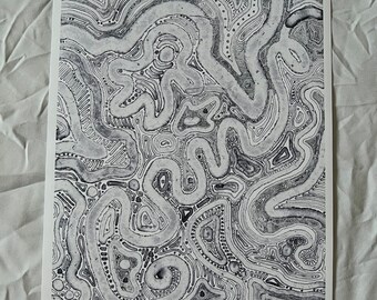 Puede incluir: Impresión de arte abstracto en blanco y negro con un patrón orgánico y en espiral. La impresión presenta una serie de líneas y formas interconectadas que crean una sensación de movimiento y profundidad.