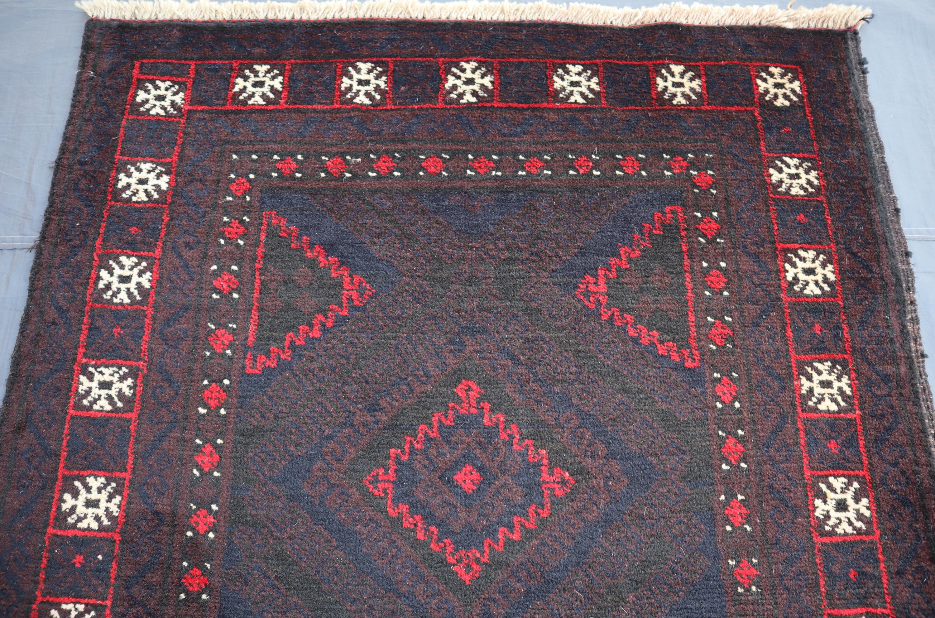 2.11x9.5フィートのアンティークトルクメン部族幾何学模様バルーチラグ