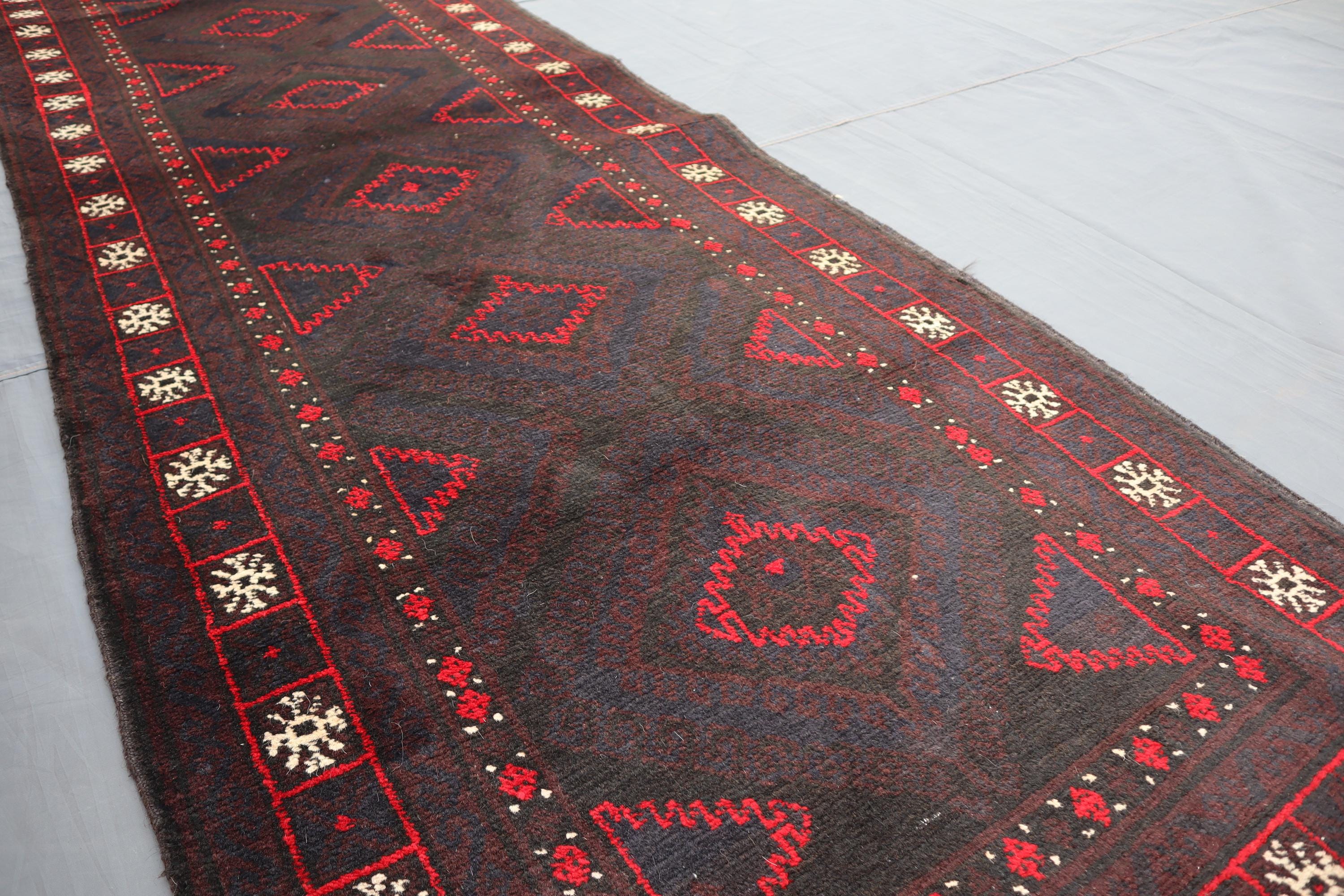 2.11x9.5フィートのアンティークトルクメン部族幾何学模様バルーチラグ