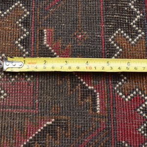 Puede incluir: Primer plano de una alfombra con estampado marr&oacute;n, rojo y blanco con una cinta m&eacute;trica amarilla en el borde inferior. La cinta indica "16FFFT 2 3 4 5 6 7 8 9 10 1 2 3 4 5 6 7 8 9 20 1".