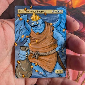 Könnte beinhalten: Handgemalte Karte mit "Tivit, Seller of Secrets". Die Karte zeigt eine blaue Kreatur mit Flügeln, einem braunen Tuch und einem Schnurrbart, umgeben von Goldmünzen. Die Karte hat eine Stärke- und Zähigkeitsbewertung von 6/6.