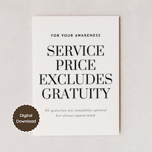 Könnte beinhalten: Ein weißes rechteckiges Schild mit schwarzem Text, der FOR YOUR AWARENESS SERVICE PRICE EXCLUDES GRATUITY und All gratuities are completely optional but always appreciated lautet. Ein dunkelbraunes rundes Abzeichen mit Digital Download ist zu sehen.