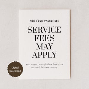 Könnte beinhalten: Ein weißes rechteckiges Schild mit schwarzem Text, der FOR YOUR AWARENESS SERVICE FEES MAY APPLY und Your support through these fees keeps our small business running lautet. Ein dunkelbraunes rundes Abzeichen mit Digital Download ist dabei.