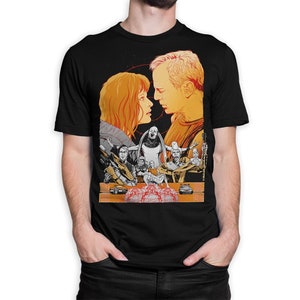 Könnte beinhalten: Schwarzes T-Shirt mit einem Grafikdruck eines Paares, das sich anschaut. Die Grafik enthält auch andere Charaktere aus dem Film "Blade Runner 2049".