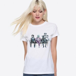 K&ouml;nnte beinhalten: Wei&szlig;es T-Shirt mit einem Grafikdruck von drei Figuren aus dem Film "Nightmare Before Christmas". Die Figuren sind Jack Skellington, Sally und Oogie Boogie.