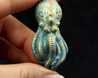 Amuleto di Cthulhu in bronzo dorato antico, H.P.Lovecraft, da collezione fatto a mano. Mini altare del Culto di Cthulhu. Idolo da collezione.