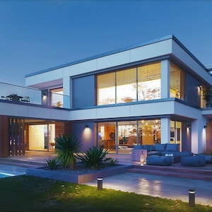 Peut inclure: Maison moderne à deux étages avec un toit plat, de grandes fenêtres et un balcon. L'extérieur présente des murs blancs et gris, une terrasse en bois et une piscine. La scène est éclairée par un éclairage extérieur.