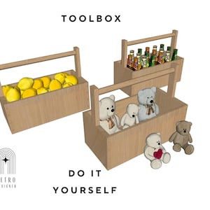 Puede incluir: Tres cajas de herramientas de madera con asas. La caja superior está llena de botellas. La caja del medio está llena de osos de peluche. La caja inferior está vacía. El texto "DO IT YOURSELF" está impreso debajo de las cajas de herramientas.