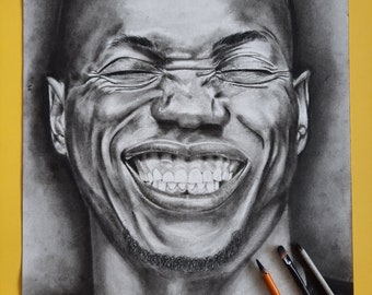 ¡Sonríe! - Retrato a carboncillo con textura granulada, dibujo contemporáneo original.