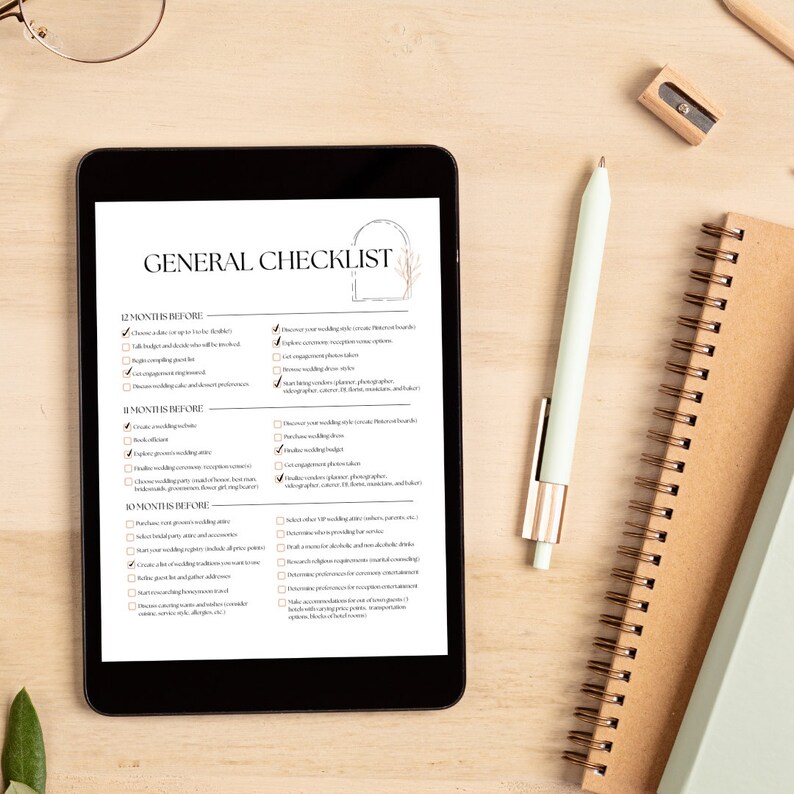 K&ouml;nnte beinhalten: Eine digitale Checkliste auf einem Tablet-Bildschirm zur Planung einer Hochzeit. Die Checkliste ist in drei Abschnitte unterteilt: 12 Monate vorher, 11 Monate vorher und 10 Monate vorher. Jeder Abschnitt enth&auml;lt eine Liste von Aufgaben, die zu erledigen sind, wie z. B. die Wahl eines Datums, die Buchung eines Veranstaltungsortes und das Versenden von Save-the-Dates.