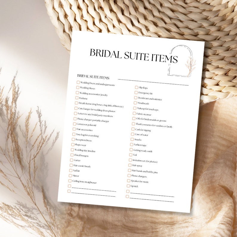 K&ouml;nnte beinhalten: Eine druckbare Checkliste f&uuml;r den Hochzeitstag einer Braut. Die Checkliste tr&auml;gt den Titel "Bridal Suite Items" und enth&auml;lt Artikel wie Hochzeitskleid, Schuhe, Schmuck und Accessoires. Die Checkliste ist in zwei Spalten unterteilt, eine f&uuml;r die pers&ouml;nlichen Gegenst&auml;nde der Braut und eine f&uuml;r die Hochzeitsessentials der Braut.