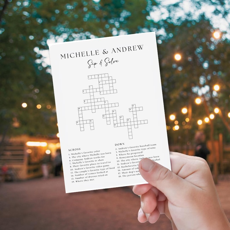 K&ouml;nnte beinhalten: Ein Schwarzwei&szlig;-Kreuzwortr&auml;tsel mit dem Titel "Michelle & Andrew Sip & Solve". Das Kreuzwortr&auml;tsel hat 19 Hinweise, davon 12 waagerecht und 7 senkrecht.
