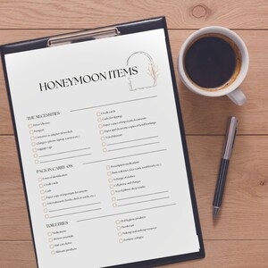 K&ouml;nnte beinhalten: Eine druckbare Checkliste f&uuml;r Flitterwochenartikel mit dem Titel "Honeymoon Items" und den Kategorien: The Necessities, Pack in Carry On und Toiletries. Die Checkliste enth&auml;lt Artikel wie F&uuml;hrerschein, Reisepass, Kreditkarten, Bargeld, verschreibungspflichtige Medikamente, grundlegende Toilettenartikel, ein Wechsel der Kleidung, Handy und Ladeger&auml;t, Reisekissen, Schlafmasken, Mundhygieneprodukte, Deodorant, Make-up und Make-up-Entferner sowie Parf&uuml;m/K&ouml;lnisch Wasser.