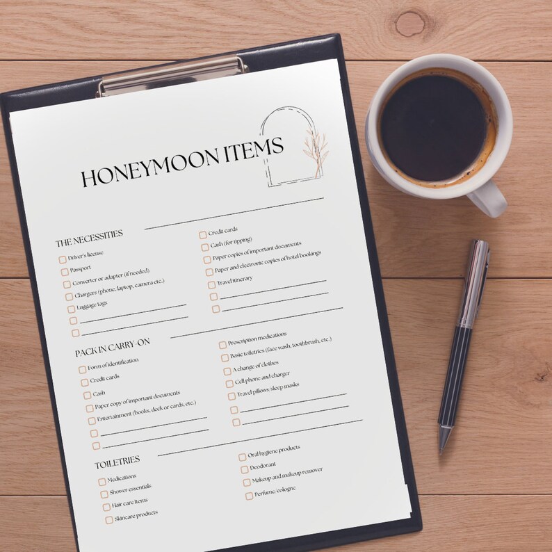 K&ouml;nnte beinhalten: Eine druckbare Checkliste f&uuml;r Flitterwochenartikel mit dem Titel "Honeymoon Items" und den Kategorien: The Necessities, Pack in Carry On und Toiletries. Die Checkliste enth&auml;lt Artikel wie F&uuml;hrerschein, Reisepass, Kreditkarten, Bargeld, verschreibungspflichtige Medikamente, grundlegende Toilettenartikel, ein Wechsel der Kleidung, Handy und Ladeger&auml;t, Reisekissen, Schlafmasken, Mundhygieneprodukte, Deodorant, Make-up und Make-up-Entferner sowie Parf&uuml;m/K&ouml;lnisch Wasser.