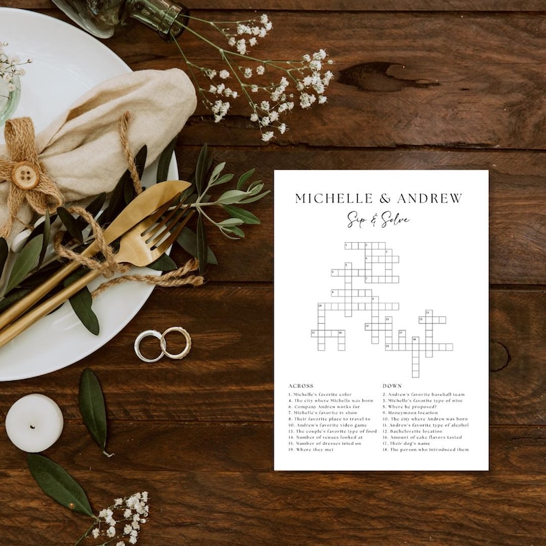 K&ouml;nnte beinhalten: Ein druckbares Hochzeitsspiel, "Sip & Solve", mit einem Kreuzwortr&auml;tsel mit Hinweisen auf das Paar Michelle und Andrew. Das Spiel ist auf wei&szlig;em Papier mit schwarzem Text gedruckt.