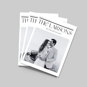 Könnte beinhalten: Ein Schwarzweiß-Cover einer Hochzeitszeitschrift mit einem Paar, das sich an einem Strand umarmt. Das Magazin heißt "The Larsons" und der Slogan lautet "Live the life you love".