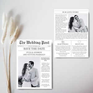 Op de afbeelding: Een zwart-witte save-the-date aankondiging in krantenstijl voor een bruiloft. De kop luidt "Save the Date" met de namen van het paar, Julia en Andrew, en de tekst "Are Getting Married!" eronder. De aankondiging bevat een foto van het paar, een beschrijving van het huwelijksaanzoek en details over de datum, locatie en tijd van de bruiloft. De bruiloft vindt plaats op 2 september 2024 in San Diego, Californië.