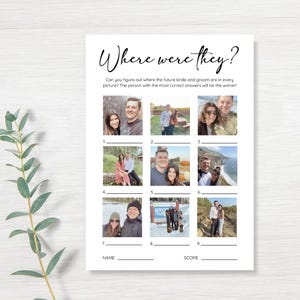 Op de afbeelding: Een printbaar spel voor een bruidsdouche of verlovingsparty. Het spel heet "Waar waren ze?" en vraagt ​​gasten om te raden waar de bruid en bruidegom op elke foto waren. Het spel bevat negen foto's van het paar op verschillende locaties.