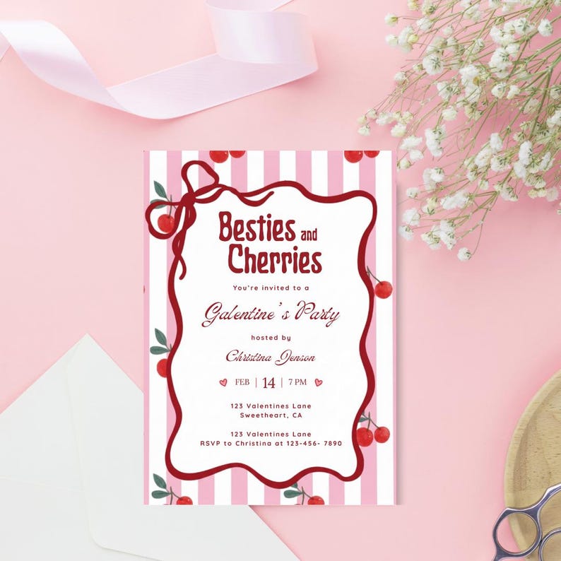 以下が含まれることがあります： 「Besties and Cherries」と「Galentine's Party」の文字が入った、ピンクと白のストライプの招待状。赤いさくらんぼと赤い縁で飾られています。日付は2月14日です。