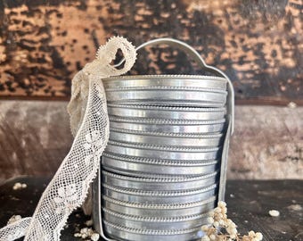 Juego de posavasos apilables de aluminio vintage de mediados de siglo con soporte de metal – MCM Barware (décadas de 1930-1970)