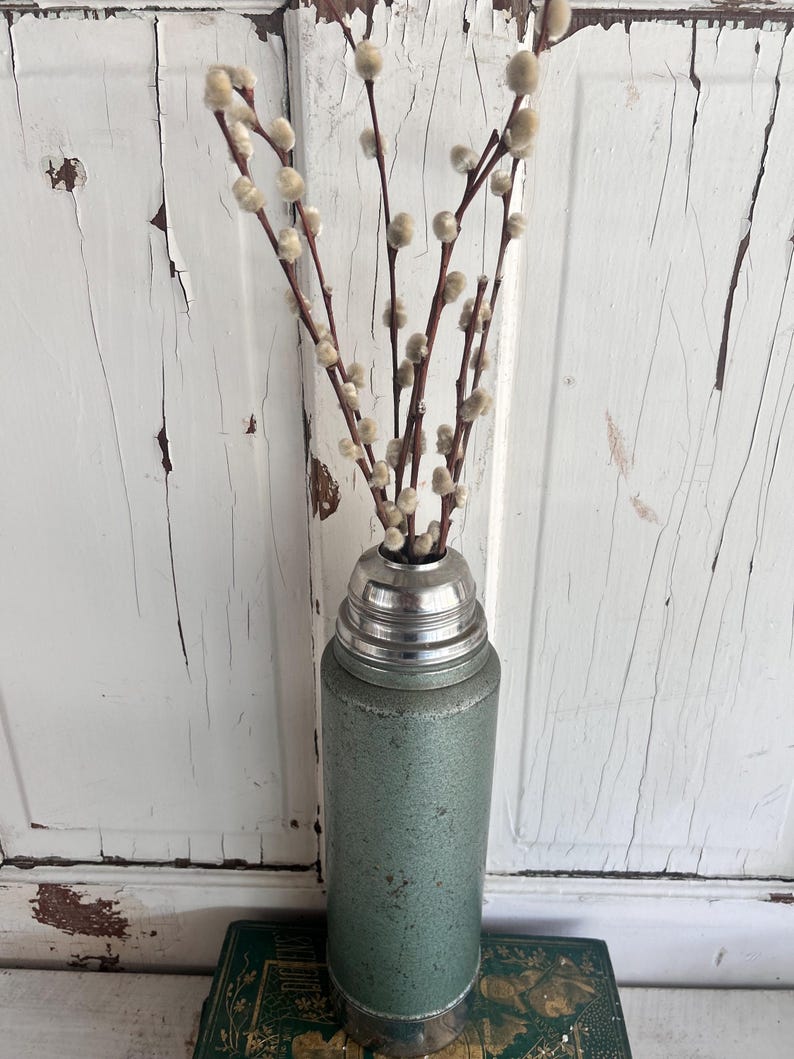 Puede incluir: Taza de cer&aacute;mica blanca con asa negra y el texto "But First, Coffee" en negrita negra. La taza mide aproximadamente 10 cm de alto y contiene unos 350 ml de l&iacute;quido. Ideal para el caf&eacute; de la ma&ntilde;ana.