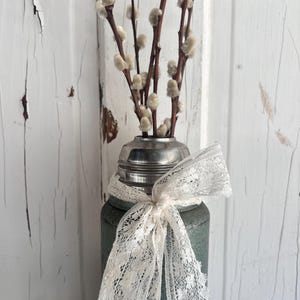 Puede incluir: Una taza de cer&aacute;mica blanca con un asa negra y el texto "But First, Coffee" en negro, en negrita. La taza est&aacute; sobre una superficie blanca.