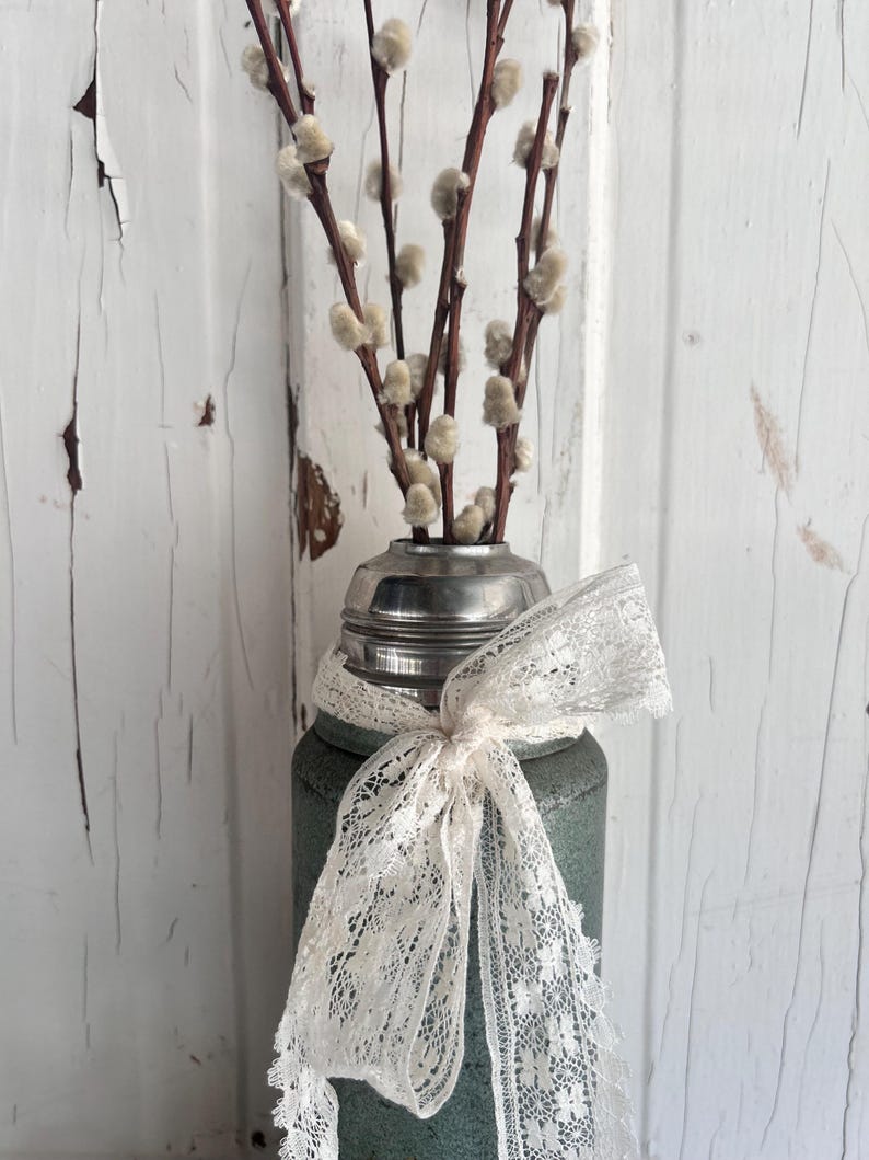 Puede incluir: Una taza de cer&aacute;mica blanca con un asa negra y el texto "But First, Coffee" en negro, en negrita. La taza est&aacute; sobre una superficie blanca.