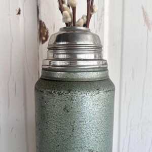 Puede incluir: Un letrero de madera r&uacute;stico con el texto "Welcome to our home" en un estilo manuscrito. El letrero presenta un acabado envejecido y un dise&ntilde;o sencillo y acogedor, ideal para un porche o entrada.