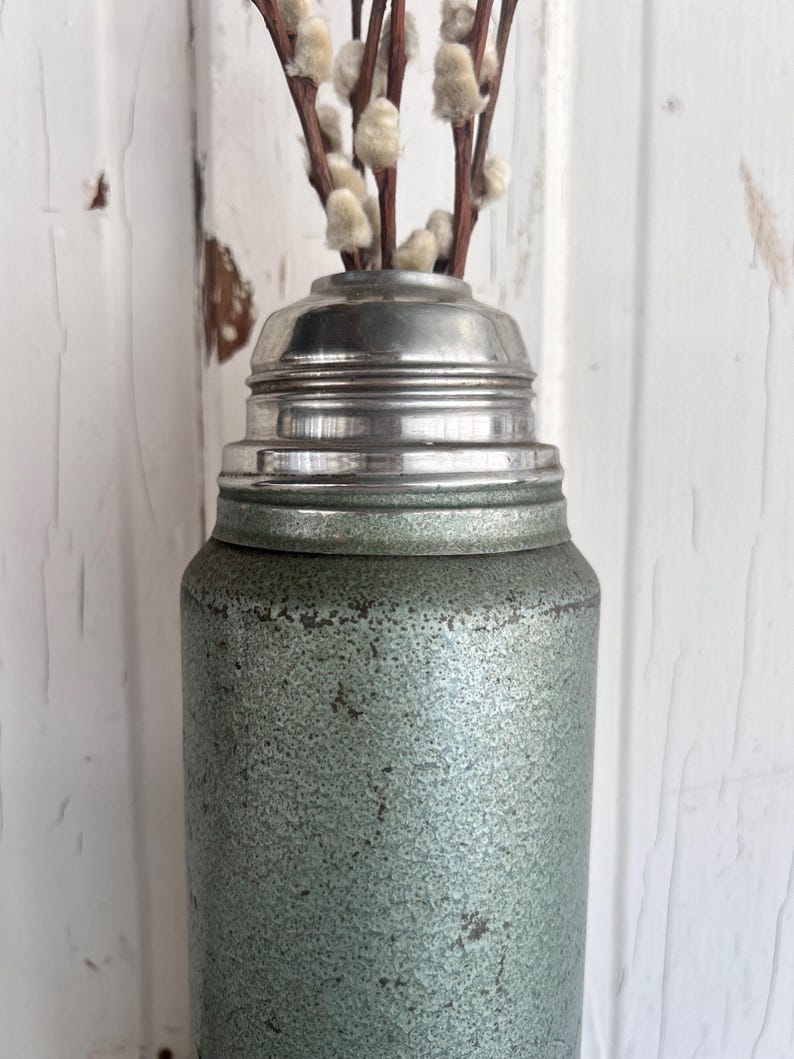 Puede incluir: Un letrero de madera r&uacute;stico con el texto "Welcome to our home" en un estilo manuscrito. El letrero presenta un acabado envejecido y un dise&ntilde;o sencillo y acogedor, ideal para un porche o entrada.