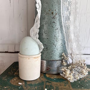 Puede incluir: Un juego de tres tazas de cer&aacute;mica con acabado mate moteado. Las tazas son de color crema, gris claro y gris oscuro. Cada taza tiene un dise&ntilde;o simple y minimalista.