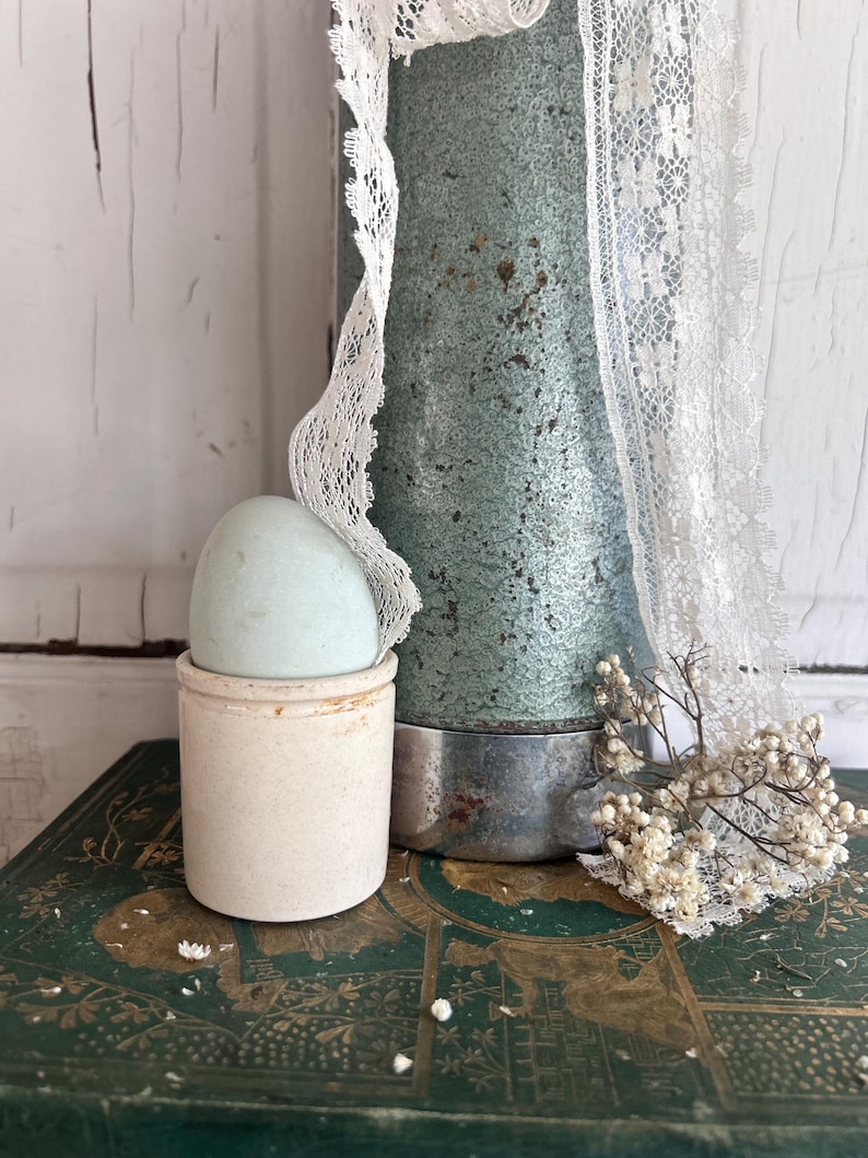 Puede incluir: Un juego de tres tazas de cer&aacute;mica con acabado mate moteado. Las tazas son de color crema, gris claro y gris oscuro. Cada taza tiene un dise&ntilde;o simple y minimalista.