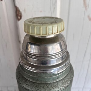 Puede incluir: Un juego de tres tazas de cer&aacute;mica con un acabado mate moteado. Las tazas son de color crema, gris claro y gris oscuro. Cada taza tiene un dise&ntilde;o simple y minimalista.