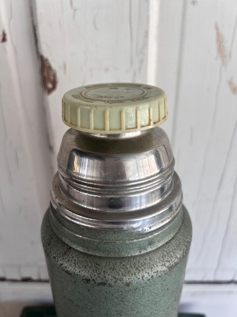 Puede incluir: Un juego de tres tazas de cer&aacute;mica con un acabado mate moteado. Las tazas son de color crema, gris claro y gris oscuro. Cada taza tiene un dise&ntilde;o simple y minimalista.