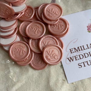 50 pcs Personalisierte Wachssiegel Benutzerdefinierte Selbstklebende Personalisierte Hochzeit Party Baby Shower Markenlogo Initialen Custom
