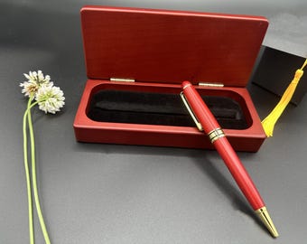 Personligt pennset i lönn och rosenträ med graverad presentask