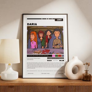 Póster de Daria (1997) / Serie animada de MTV / Comedia adolescente sarcástica de los 90 / Descarga digital - Color/Blanco y negro