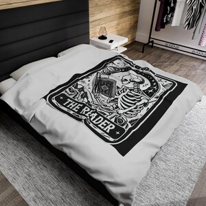 Mantas de libros Manta de terciopelo Mantas de esqueletos de lectura Manta del tarot del lector Mantas de biblioteca Manta de la academia oscura Mantas de brujas imagen 6