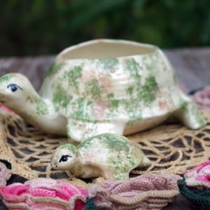 Maceta de tortuga con cerámica verde bebé