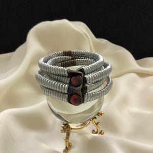 Pulseira africana vintage feita à mão com materiais reciclados, única, artística e exclusiva.