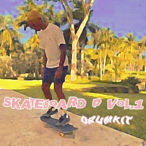 Puede incluir: Una persona anda en monopatín en un parque. La persona lleva una camiseta blanca y pantalones cortos azules. El monopatín es negro con ruedas amarillas. El texto "SKATEBOARD P VOL.1 DRUMKIT" está en rosa.