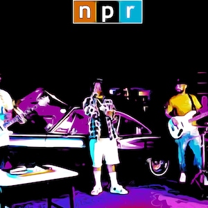 Puede incluir: Imagen abstracta de una banda actuando en el escenario. Los miembros de la banda tocan la guitarra y cantan. El logotipo de NPR está en la esquina superior izquierda. El escenario está iluminado con luces moradas y azules.