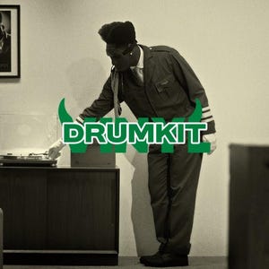 Puede incluir: Una persona con uniforme verde oscuro ajusta un tocadiscos. La palabra "DRUMKIT" se muestra en letras verdes grandes. La imagen tiene una estética vintage, en tonos sepia, lo que sugiere un tema retro. La persona lleva guantes blancos.