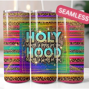 Op de afbeelding: Een roestvrijstalen tumbler met een kleurrijk, gestreept ontwerp met een luipaardprint. De tumbler heeft de tekst "HOLY enough to pray for you HOOD enough to swing on you" in een blauw en wit lettertype.