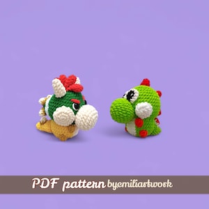 Puede incluir: Dos figuras de ganchillo de Bowser y Yoshi, de la serie de videojuegos Super Mario, se muestran sobre un fondo púrpura. Bowser es verde con una cresta roja y detalles blancos. Yoshi es verde con detalles blancos y rojos. El texto "PDF pattern byemiliartwork" está en la parte inferior.