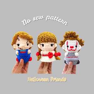 Könnte beinhalten: Gehäkelte Halloween-Puppen, darunter Chucky, ein Mädchen und Pennywise, werden gezeigt. Die Puppen haben detaillierte Merkmale und werden von Händen gehalten. Der Text "No sew pattern" und "Halloween Friends" ist ebenfalls sichtbar.