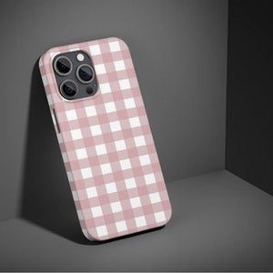 Może przedstawiać: Etui na telefon w kratkę w kolorze r&oacute;żowym i białym do iPhone'a.