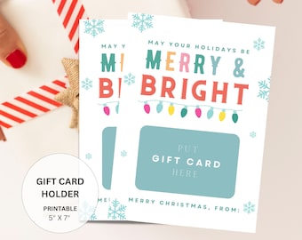 Könnte beinhalten: Druckbarer Geschenkkartenhalter mit weißem Hintergrund und buntem Text, der "May your holidays be merry & bright" lautet. Der Halter hat einen Ausschnitt für eine Geschenkkarte und einen Platz zum Schreiben von "Frohe Weihnachten, von:".