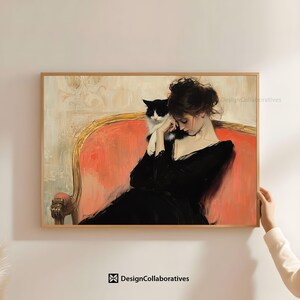 以下が含まれることがあります： 黒いドレスを着た女性が赤いベルベットの椅子に座り、肩に白黒の猫を乗せています。女性は猫を見下ろし、猫は女性を見上げています。背景は薄いベージュの壁です。