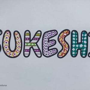 以下が含まれることがあります： 「Sukeshi」という名前のカラフルなイラスト。各文字は黒い輪郭で囲まれ、緑、オレンジ、紫、黄色、ターコイズなど、ユニークなパターンと色で塗りつぶされています。白い背景です。