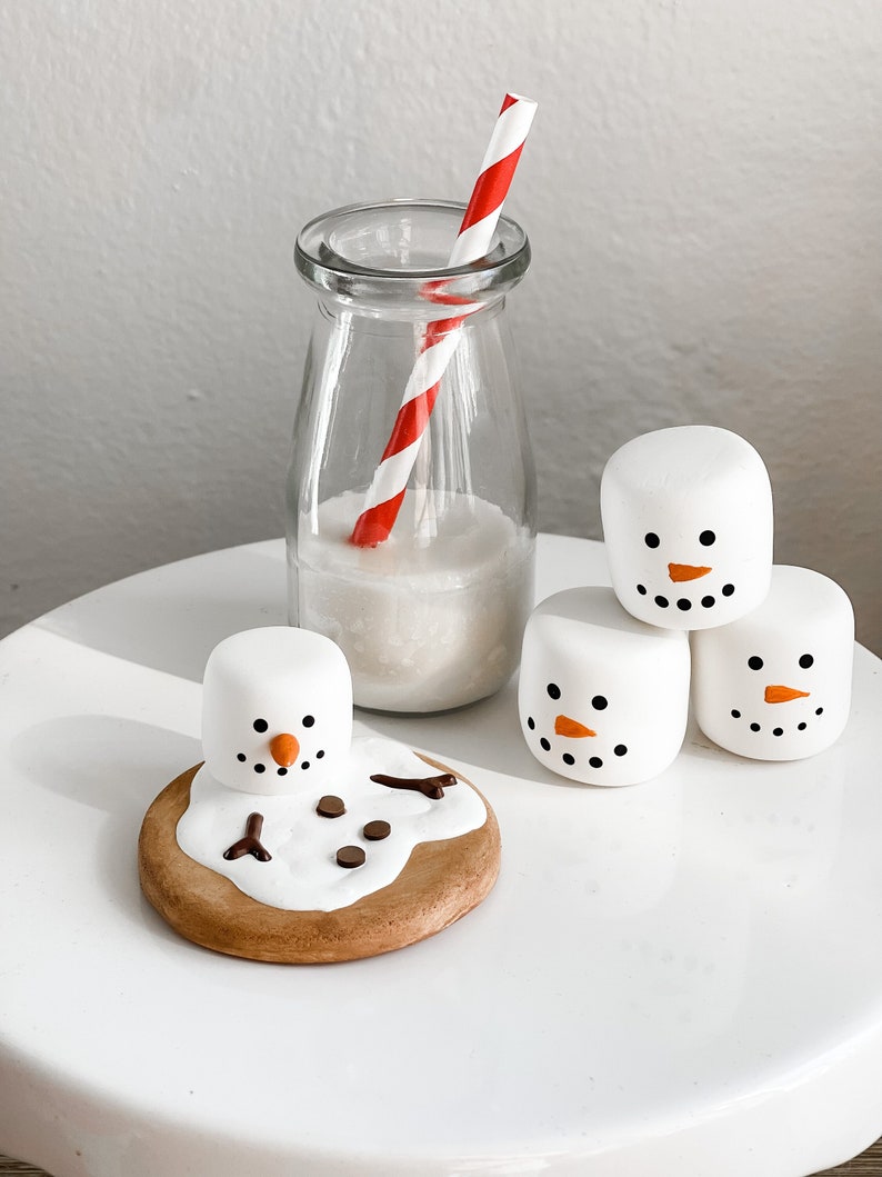 Künstliche geschmolzene Schneemann-Plätzchen, Weihnachts-Zucker-Plätzchen, abgestufte Tablettdekor, Weihnachtsdekor, Winter-Dekor, primitiv, Foto-Requisite